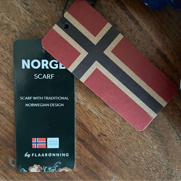 Flaaronning Scarf with Original Norwegian Design Elks - Picture 6 of 6